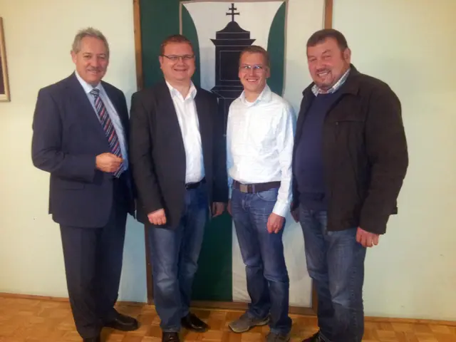 Hans Nenning, rechts bei der Bürgermeister-Übergabe an Michael Naderer.  | Foto: Zinterhof
