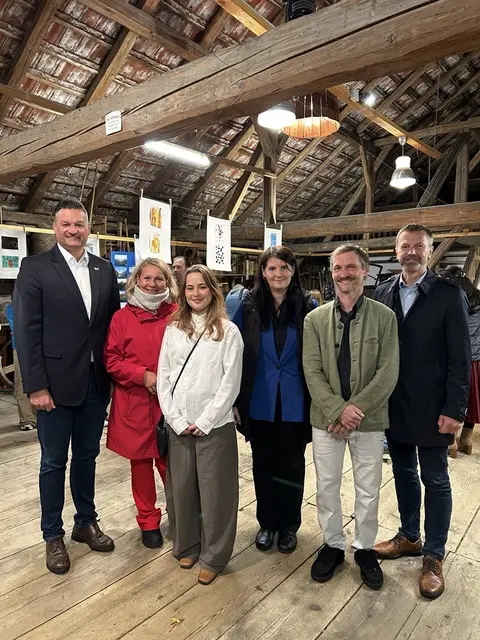 Schüler der TSMS Pettenbach eröffneten gemeinsam mit der Kunstpädagogin Eva Binder und dem Kunstpädagogen Christian Sonnleitner eine Ausstellung, die sich mit den Spuren unseres Lebens beschäftigt. | Foto: Mittelschule Pettenbach