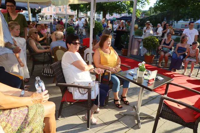 In der Langen Nacht des Einkaufs strömten die Besucherinnen und Besucher in die Innenstadt von Feldbach.