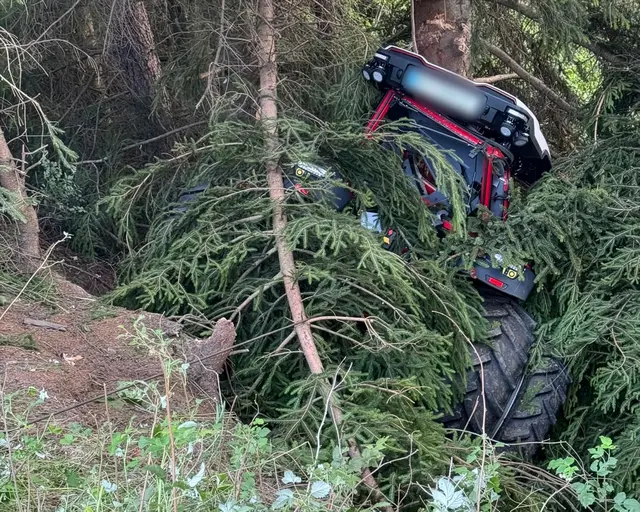 Bei einem tragischen Arbeitsunfall in Gries am Brenner kam am Montagnachmittag ein 43-jähriger Mann ums Leben. Der Traktor war rund 90 Meter in den darunterliegenden Wald abgestürzt | Foto: Rotes Kreuz Innsbruck Land