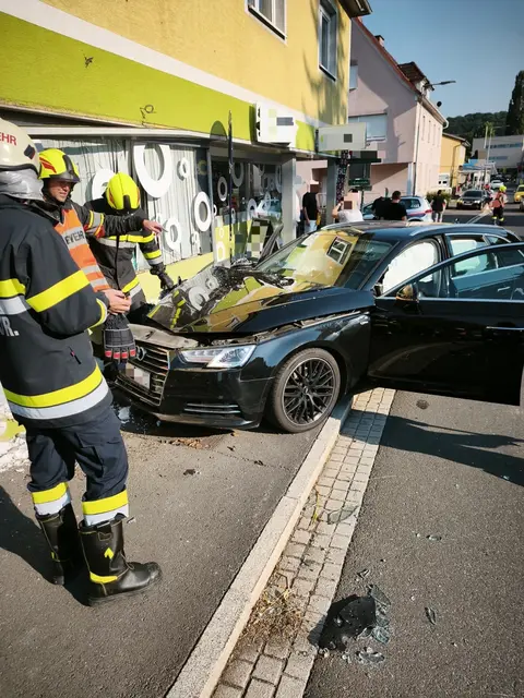 In St. Stefan krachte ein Pkw-Lenker mit seinem Fahrzeug in ein Geschäft. Der Mann erlitt dabei Verletzungen unbestimmten Grades.