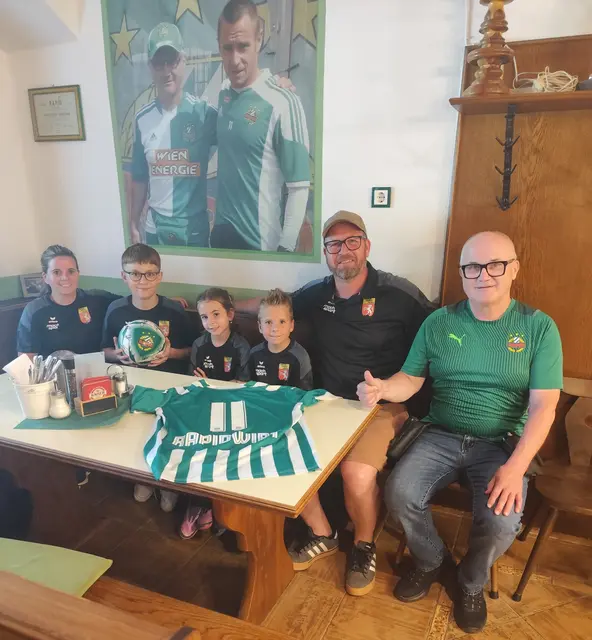Am Bild in der Gaststube beim "Rapidwirt": Von Union Perg U8-Nachwuchstrainerin Beate Angerer, Edel-Fan Fabian Baumgartner (U13), Celine und Riccardo Angerer (beide U8), Nachwuchsleiter Elmar Streifert – mit "Rapidwirt" Charly Wendtner.
 | Foto: Union Perg