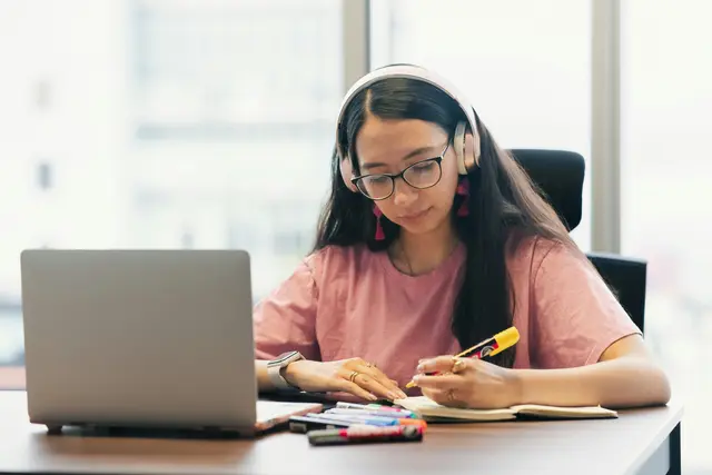 Digitale Lernplattformen gehören seit Jahren zum Bildungsalltag – und mit dem Einzug Künstlicher Intelligenz bekommen sie einen neuen Schub. | Foto: Unsplash/Julio Lopez