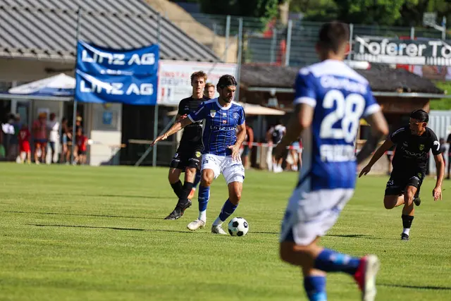 800 Fans ließen sich den Gebirtstags-Hit nicht entgehen und die blau-weißen Kicker schenkten Wilhering 15 Türln zum Geburtstag. | Foto: Reischl