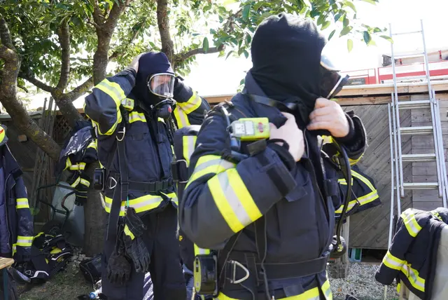 Atemschutztrupps bekämpften den Brand im Innen- und Außenangriff, unterstützt von der Teleskopmastbühne der Feuerwehr Eisenstadt. | Foto: BFKDO EU - Rene Fasching