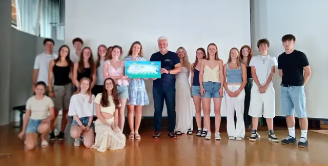 Die 6B bei der Spendenübergabe an Helmut Wipplinger | Foto: Stiftsgymnasium Kremsmünster