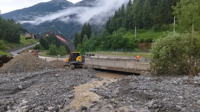 Gestern Nacht wurde auch die L 68 Stanzertalstraße im Gemeindegebiet von Flirsch von Muren getroffen – konkret im Bereich einer Brücke beim Rammelbach. | Foto: Land Tirol