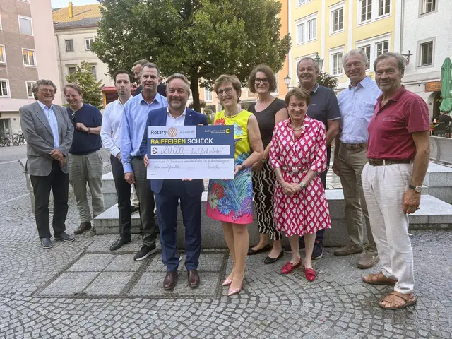 Im Vordergrund: Kinderneurologin Manuela Baumgartner und Walter Kneidinger, Präsident des Rotary Clubs Linz-Urfahr, sowie Mitgliedern des Clubs. | Foto: Ordensklinikum Linz