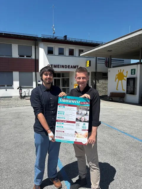 Marco Huemer, Obmann des Ausschusses für Gemeinschaft und Ehrenamt (links), sowie Bürgermeister Mario Pramberger. | Foto: Gemeinde Schlierbach