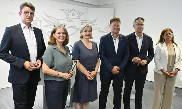Die Graz-Wahl 2026 ist geschlagen: Philipp Pointner (Neos), Elke Kahr (KPÖ), Judith Schwentner (Grüne), René Apfelknab (FPÖ), Kurt Hohensinner (ÖVP) und Doris Kampus (SPÖ, v. l.)