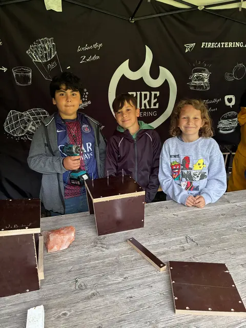 Drei Kinder mit Holzboxen
