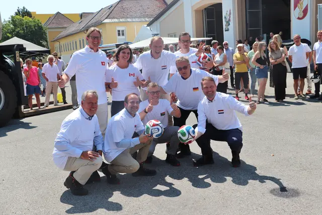 Das Torwandschießen eröffnete das Managementteam, Martti Savelainen (li) im finnischen, Marco Eikelenboom im holländischen Trikot und Christian Wersonik (beide 2.R. re) unter rot-weiß-roter Flagge. | Foto: Edith Ertl