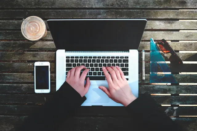 Mit digitalen Lernangeboten wird Weiterbildung individueller und flexibler. | Foto: Unsplash/Stanley Dai 