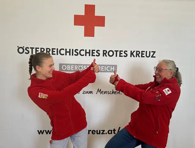 Hanna Amann und Bezirksjugendkoordinatorin Karin Turner blicken auf ein lehrreiches Jahr beim Jugend-Rot-Kreuz in Wels zurück. | Foto: OÖRK/Wels
