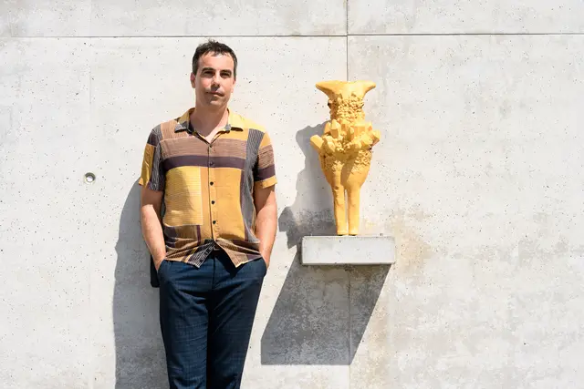 Der Künstler Christian Kosmas Mayer hat die 13 Konsolen mit Skulpturen bespielt.  | Foto: Joanna Pianka