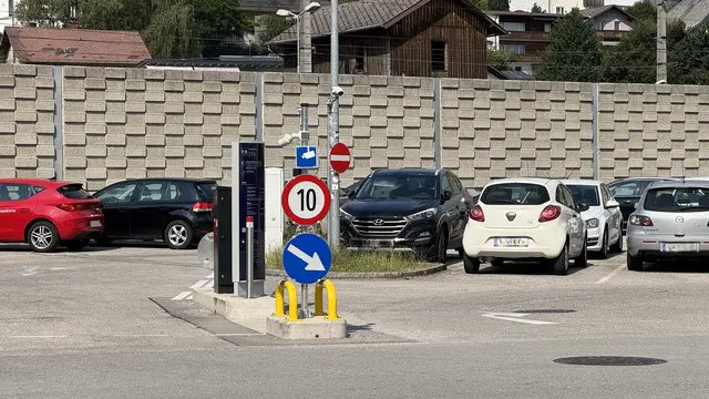 Die Parkplätze waren schon lange ein Problem: Viele Pendler fanden keinen Platz mehr. Nun müssen Bahnkunden zahlen.  | Foto: MeinBezirk/Hingsamer