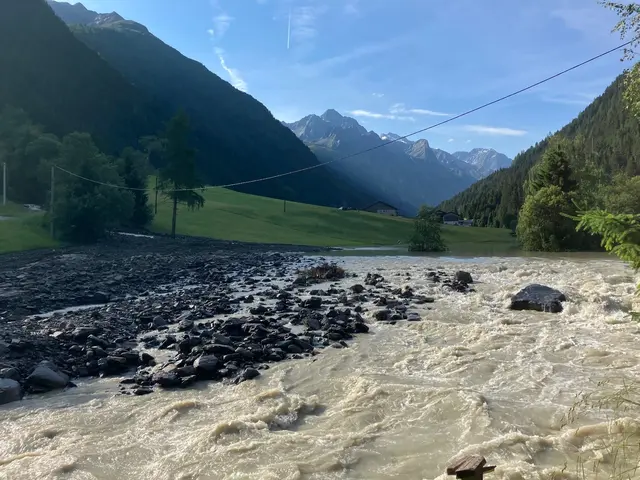 Murenabgänge im Bereich des Bichlbachs und des Hairlachbachs haben gestern, Montag, die L 16 Pitztalstraße im Gemeindegebiet von St. Leonhard im Pitztal vermurt. | Foto: Land Tirol