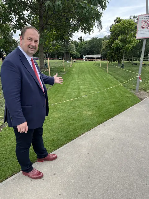 Bezirksvorsteher Alexander Niklolai (SPÖ) vor der Renaturierung auf der Kaiserwiese.   | Foto: BV3