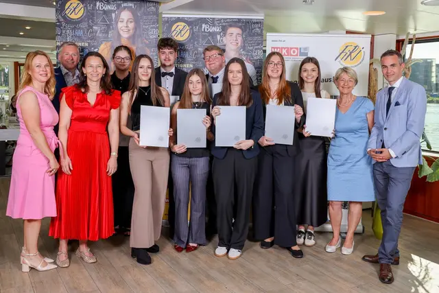 Reihe 1 – von links nach rechts: Andrea Ecker (Fachvertretungsgeschäftsführerin WKO OÖ), Prof. Elke Brandlmaier, Michaela Weinzierler, Jana Großholzer, Nina Jäger, Beate Steinmaurer, Ivana Rados, Prof. Margarethe Heidl, Martin Seiter (design. GD Oberbank).
Reihe 2 – von links nach rechts: Prof. Josef Helmberger, Sophie Schmidsberger, Luca Minichberger, Marc Lugmayr | Foto: WKOÖ