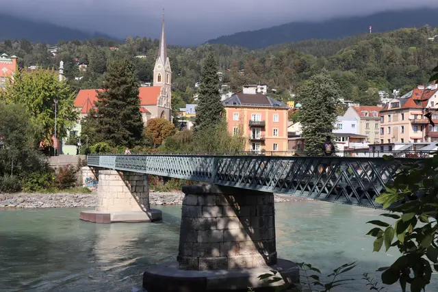 Der denkmalgeschützte Emile-Béthouart-Steg mit Blick auf den Innsbrucker Stadtteil St. Nikolaus. | Foto: © Stadt Innsbruck/J. Schranzhofer	 