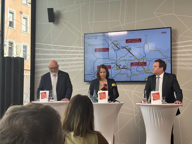 Andreas Matthä (CEO ÖBB-Holding AG), Barbara Thaler (Präsidentin Wirtschaftskammer Tirol) und LR René Zumtobel | Foto: MeinBezirk