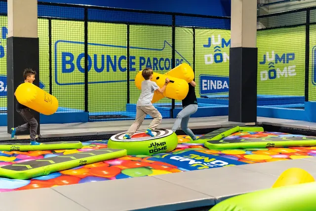 Gerade während der Sommerferien suchen viele Familien nach Möglichkeiten, auch bei hohen Temperaturen aktiv zu bleiben. | Foto: Jump Dome Salzburg