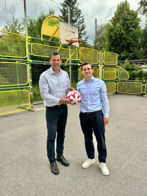 Sportreferent Maximilian Attwenger und Bürgermeister Stefan Krapf. | Foto: Stadtgemeinde Gmunden