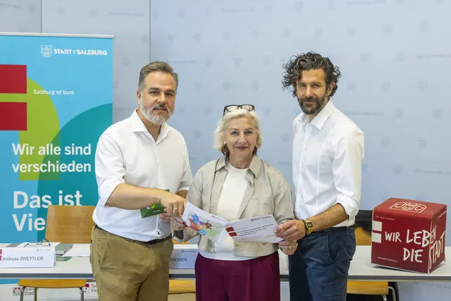 Präsentieren die strategischen Leitlinien für die Weiterentwicklung der Bewohnerservicestellen (BWS). Im Bild: v.l.: Andreas Zwettler, Koordinator BWS; Stadträtin Andrea Brandner; Abteilungsvorstand Soziales Patrick Pfeifenberger | Foto: Stadt Salzburg/Wildbild/Rohrer