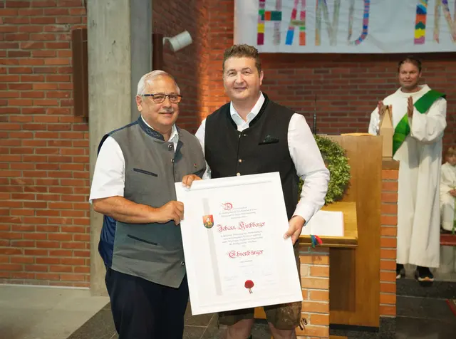 Ehrenbürger Johann Kirchberger (l.) mit Bürgermeister André Reichart. | Foto: Eras Grünbacher