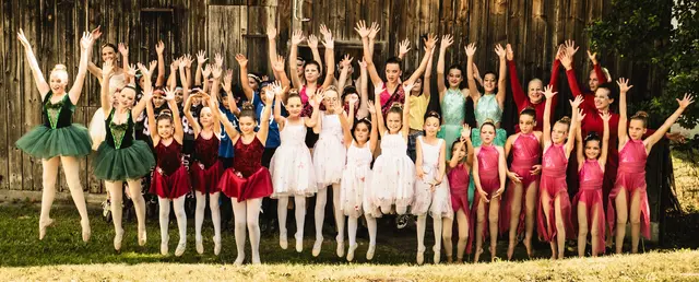 Klaudia Flür mit ihren Tänzer:innen.  | Foto: JOYdance