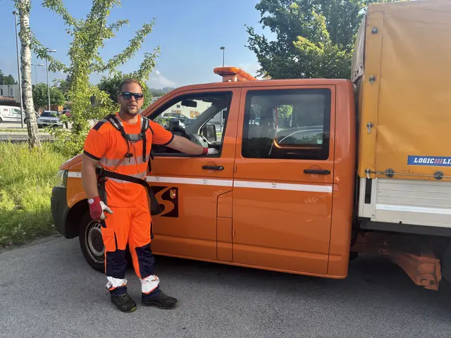 Straßenmeister Patrick Znidar ist während der Sommermonate vor allem in den Morgenstunden unterwegs. | Foto: MeinBezirk.at/Christina Zwander