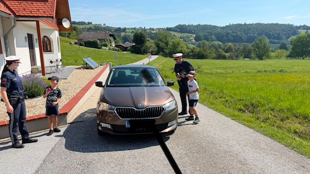 Um auf das Thema Verkehrssicherheit aufmerksam zu machen, führte die Polizei die Aktion „Apfel oder Zitrone" in Zusammenarbeit mit den Volksschulkindern durch.  | Foto: Thomas Derler