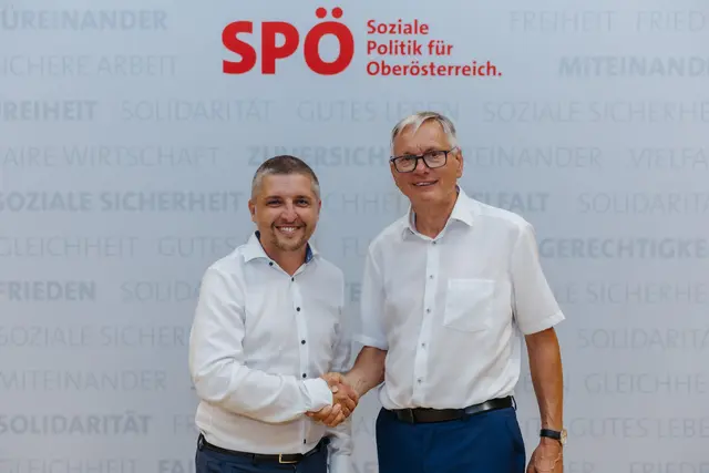 Alois Stöger (rechts) gratuliert Helmut Mitter zum Bezirksparteivorsitz der SPÖ Urfahr-Umgebung. | Foto: MecGreenie