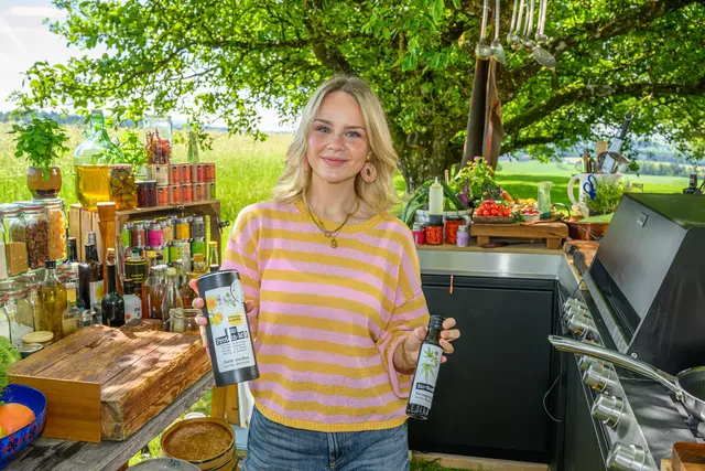 Hannah Rabeder von den Farmgoodies zeigt die Produkte, mit denen in der Sommerküche gekocht wird – direkt auf dem Farmgoodie-Feld.  | Foto: Cityfoto/Simlinger