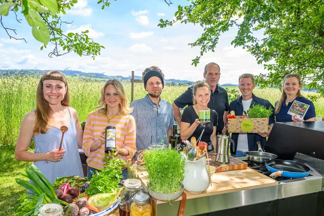 Das Team von LT1 mit den regionalen Lebensmittelproduzenten Hannah Rabeder (Farmgoodies, 2. v. l.) und Küchenplaner Manfred Eilmannsberger. (3. v. r.).  | Foto: Cityfoto/Simlinger