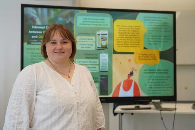 Jette Lange, Forscherin und Lehrende am IMC Krems, präsentiert die Ergebnisse des Forschungsprojekts zu den Auswirkungen von Hitzewellen auf pflegende Angehörige und 24-Stunden-Betreuungskräfte. | Foto: IMC Krems
