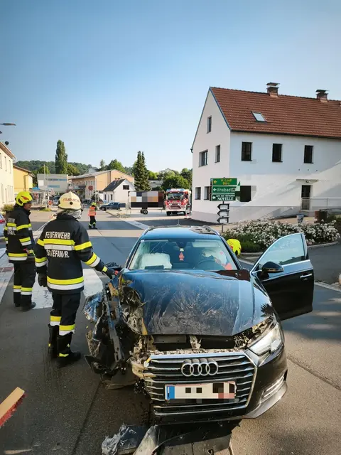 Die Einsatzkräfte sicherten zunächst die Unfallstelle ab.