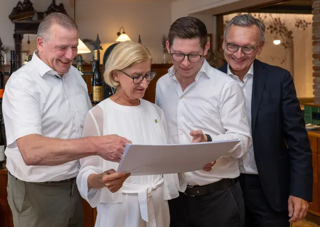Landeshauptfrau Johanna Mikl-Leitner besuchte gemeinsam mit (v. l.) Leopold Graf, Andreas Graf und NÖBEG-Geschäftsführer Stefan Chalupa das Hotel Graf in St. Pölten, das mit Unterstützung der NÖBEG in den Ausbau seines Standorts investiert. | Foto: NLK Filzwieser