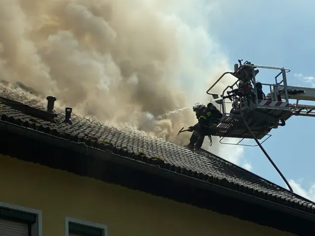 Zahlreiche Einsatzkräfte kämpften gegen das Feuer. | Foto: ÖA-Team BFKdo Klagenfurt-Land