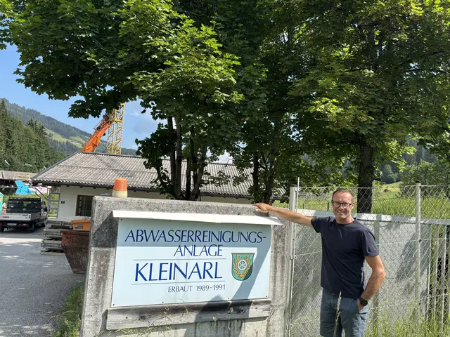 Der Bürgermeister von Kleinarl, Wolfgang Viehhauser, zeigt wo das neue Großprojekt „Bauhof" im Ort umgesetzt wird. | Foto: Emanuel Hasenauer