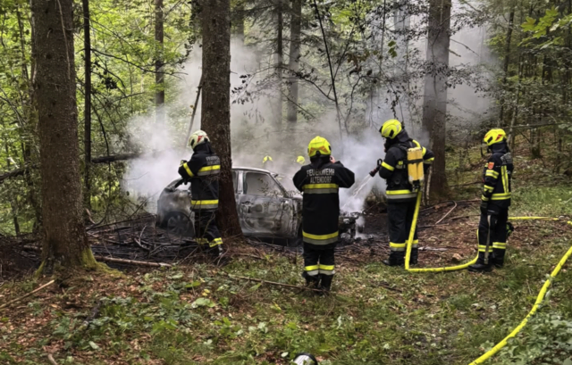 Der Pkw stand beim Eintreffen der Einsatzkräfte bereits in Vollbrand. | Foto: Freiwillige Feuerwehr Miklauzhof