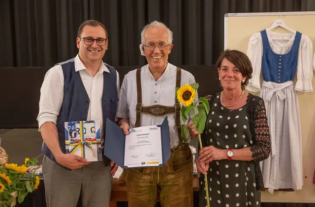 Harald Froschauer, Geschäftsführer der Volkskultur Niederösterreich, Robert Müller aus Bockfließ und Lehrgangs-Leiterin Brigitta Schmidt-Lauber.
 | Foto: Volkskultur Niederösterreich