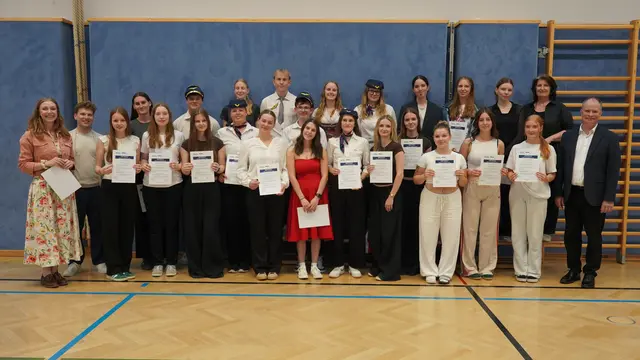 Nach einer erfolgreichen kulinarischen Reise halten nun alle Schüler:innen der Fachrichtung KIMD der HLW Haag ihr Basisdiplom für Kulturvermittlung in der Hand mit an Board die Initiator:innen (1. Reihe 1.v.i.) Sarah Hammelmüller, BEd und (1. Reihe 2.v.i.) Mag. Florian Helperstorfer sowie (1.Reihe 1.v.r.): Direktor der HLW Haag Mag. Dr. Reinhold Meyer und (2.Reihe 1.v.r.) Helga Steinacher von der Kultur.Region.Niederösterreich. | Foto: HLW Haag