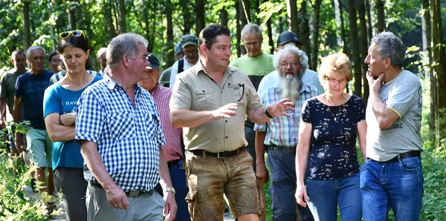 Bezirksförster Martin Speta (Bildmitte) führte durch die Wälder. | Foto: Erwin Pramhofer