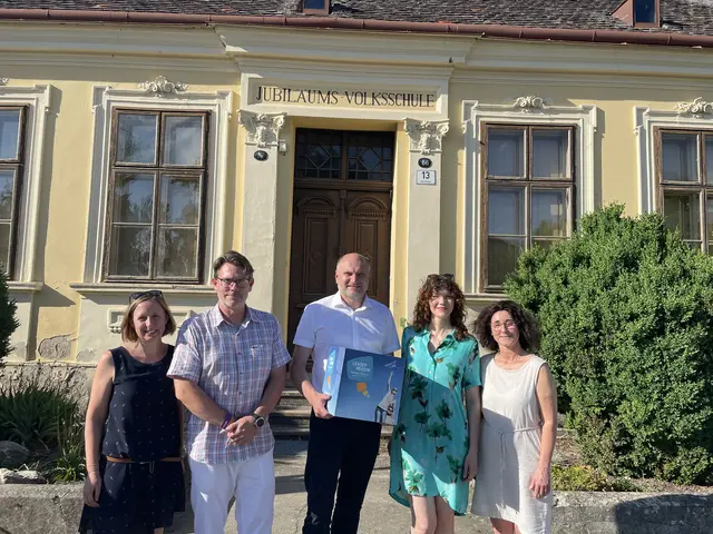 Das ehemalige Schulgebäude in Kirchstetten wird mit der Ausstellung „TETHYS – Streams of Consciousness“ bis 16. Juli 2026 zum temporären Kunst- und Literaturraum. | Foto: Leader