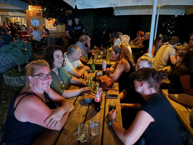 Zahlreiche Besucherinnen und Besucher genossen den lauen Sommerabend. | Foto: Wabitsch