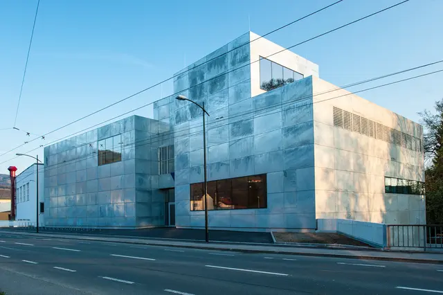 Seit seiner Eröffnung im Jahr 2017 ist das Probenzentrum Aigen ein wichtiger Bestandteil des Salzburger Landestheaters. | Foto: Foto: Martina Weiss/Architekturwerkstatt Zopf