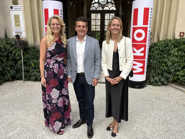 Die Wirtschaftskammer (WK) lud am 30. Juni zum Sommerempfang auf Schloss Wolfsberg: Diane Charlotte Tiefenbacher-Pasterk
Bezirksstellenleiterin Wolfsberg, Gerhard Franz Oswald, Bezirksobmann Wolfsberg und Carmen Goby, Vizepräsidentin der WK Österreich (v.li.) | Foto: MeinBezirk.at/Kerstin Pussnig