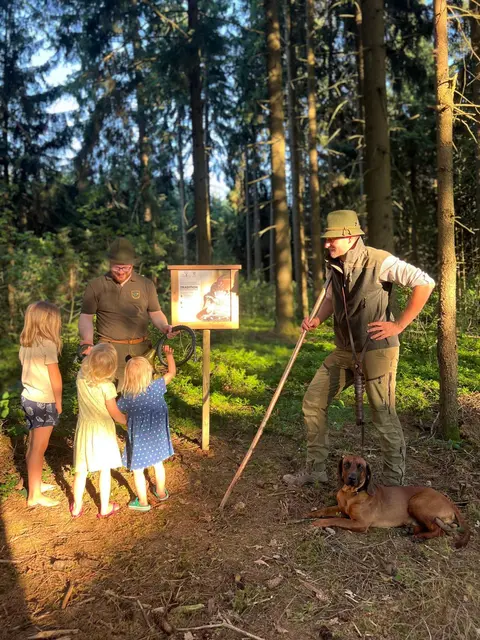 In enger Zusammenarbeit zwischen örtlichen Jagdgesellschaften und den Volksschulen im Bezirk Schärding erhielten die Kinder spannende Einblicke in die Tier- und Pflanzenwelt sowie in die Aufgaben der Jägerschaft.  | Foto: BJA Schärding