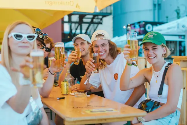 Besucherinnen und Besucher dürfen sich auf Kulinarik, Kulturprogramm und sogar einen Weltrekord freuen.  | Foto: Ottakringer Bierfest